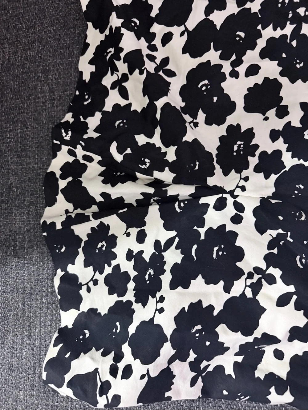 LOFT Black & Ivory Floral Pencil Skirt – Size 8